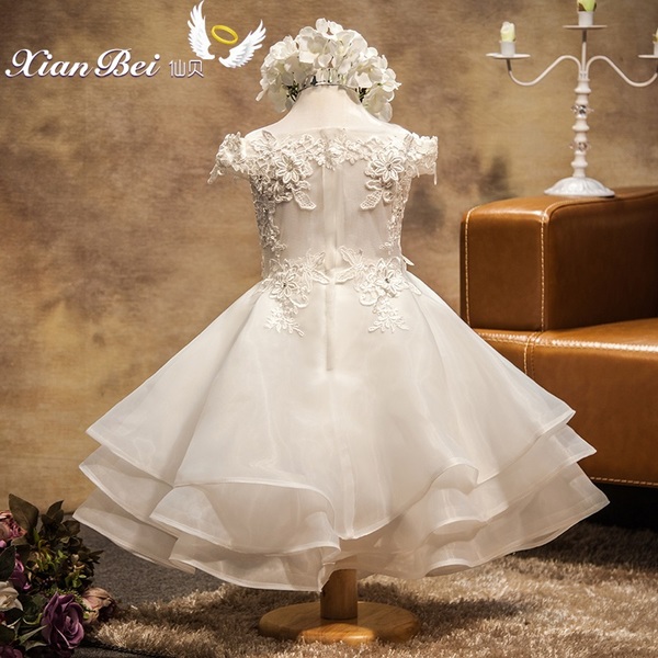 Pre-Order ชุดราตรีเด็ก สไตล์เจ้าหญิง ไหล่ปาด สีขาว ตกแต่งผ้าลูกไม้ ปักเลื่อม กระโปรงผ้าแก้ว ซิปหลัง