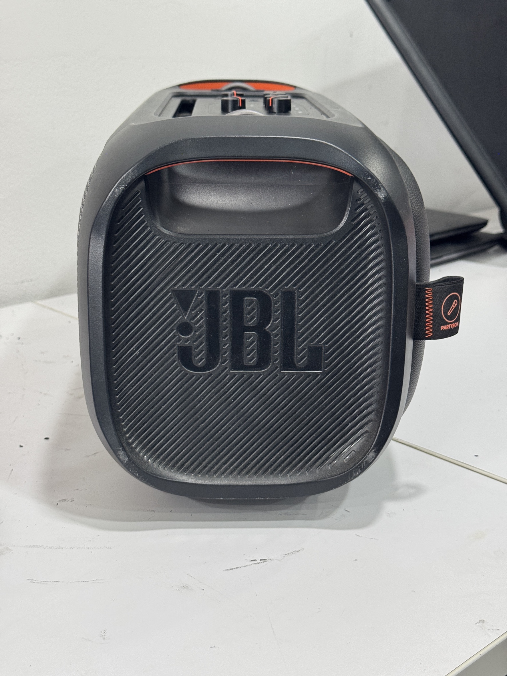 JBL Partybox On The Go + Mic*2 ***ไมค์มีรอยแตกหักที่กดไมค์ไม่ดี กดติดบ้างไม่ติดบ้าง ****ตัวเครื่องใช้ได้ปกติ