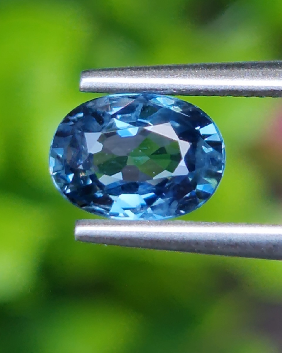 พลอย ไพลิน blue sapphire 1.37 กะรัต (Cts.) ดิบ unheated พลอยแท้ อัญมณีมงคลประจําวันเกิด เครื่องประดับพลอย