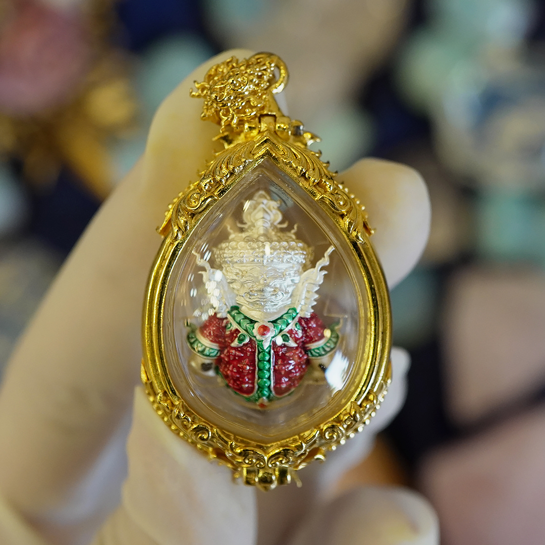 รูปหล่อลอยองค์ท้าวเวสสุวรรณโณ เนื้อบรอนซ์นอกชุบเงินลงยา พร้อมเลี่ยมกรอบเนื้อบรอนซ์ชุบทอง