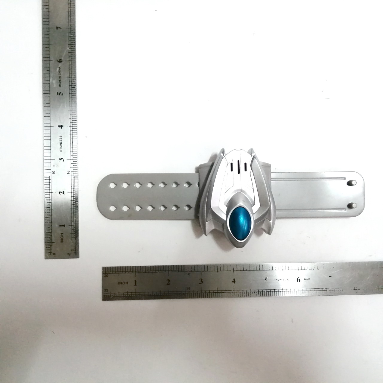 ซาก้า เบลซเลท อุปกรณ์แปลงร่างรวม สำหรับ3อุลตร้าแมน คือ อุลตร้าแมนซีโร่, อุลตร้าแมนไดน่า และ อุลตร้าแมนคอสมอส รวมร่างกัน เป็นอุลตร้าแมนซาก้า ขนาดตามภาพ กดปุ่มมีเสียง สภาพดี มีรอยบ้าง อุปกรณ์ครบ รวมสายสภาพดี