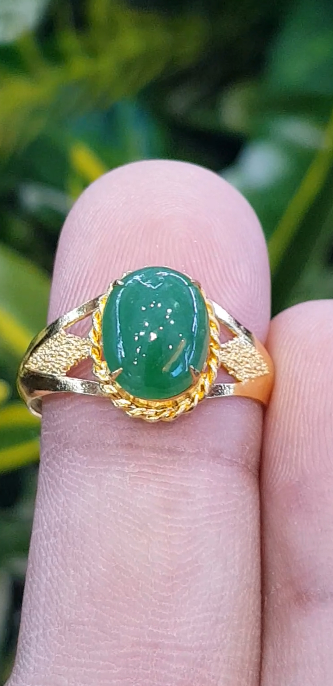 หยก พม่า แท้ Jade แหวนหยก 翡翠戒指 (Jadeite ring) 1.47 กะรัต (Cts.) Size 56 ดิบ ไม่ผ่านการปรับปรุง (Type A) พม่า (Myanmar)