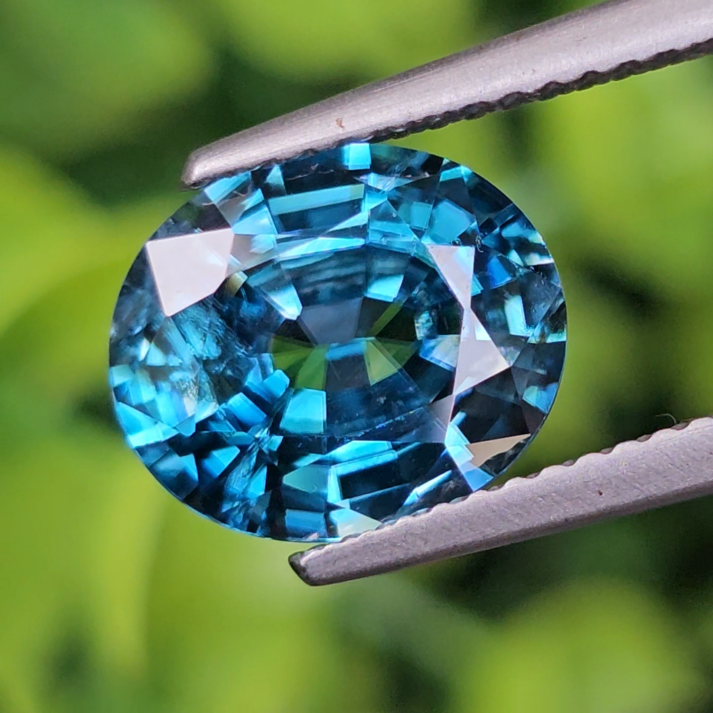 พลอย เพทาย (Zircon) 4.23 กะรัต (Cts.) พลอยแท้ อัญมณีมงคลประจําวันเกิด เครื่องประดับพลอย