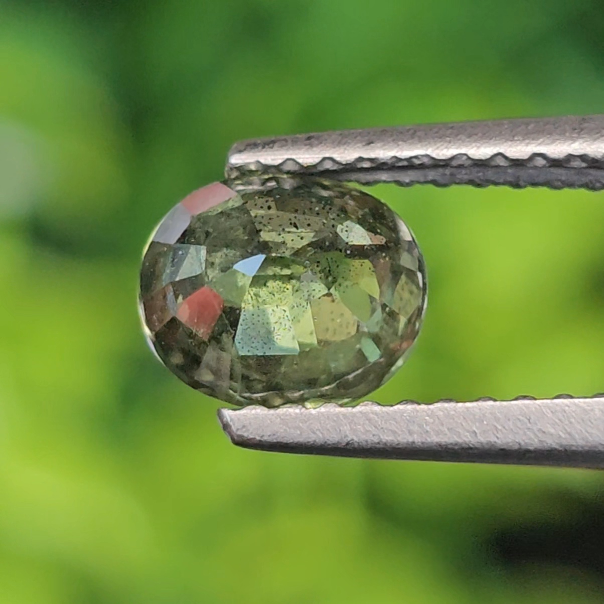 พลอย เขียวส่อง Green Sapphire 1.16 กะรัต (Cts.) พลอยแท้ อัญมณีมงคลประจําวันเกิด เครื่องประดับพลอย