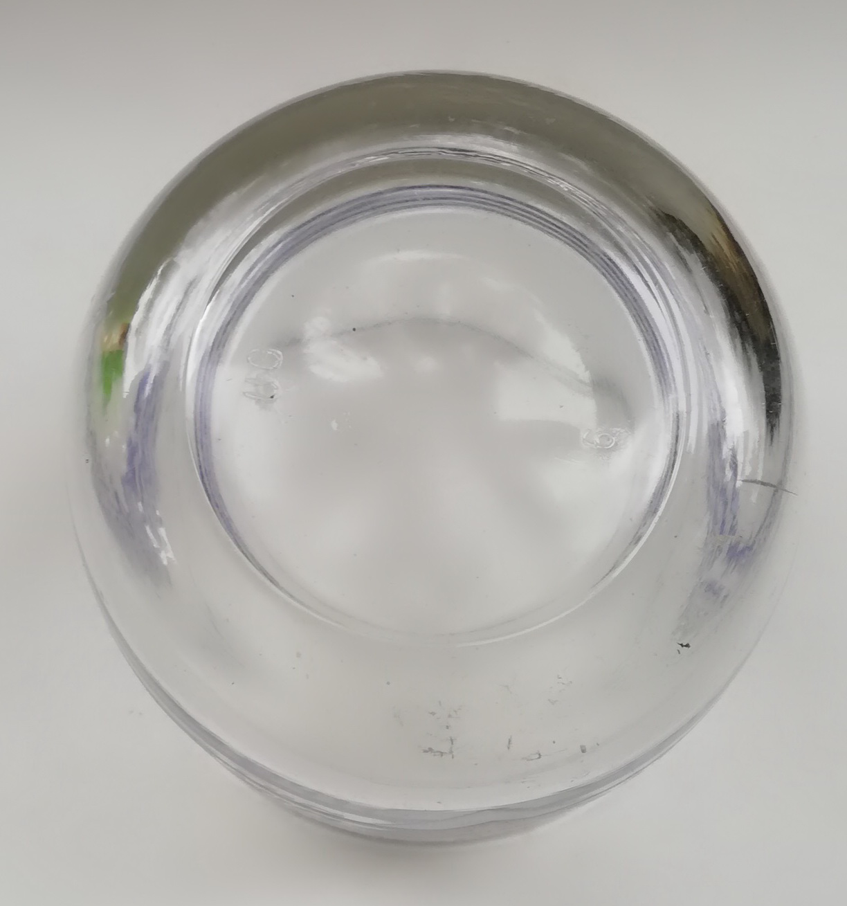 ของเก่าสะสม แก้วน้ำของสะสมจากนมตรามะลิ พิมพ์ลายเส้นสีน้ำเงินและโลกโก้นมรามะลิที่ด้านล่างของแก้ว เส้นผ่าศุนย์กลางประมาณ 7.5 cm. ความสูงประมาณ 8 cm.