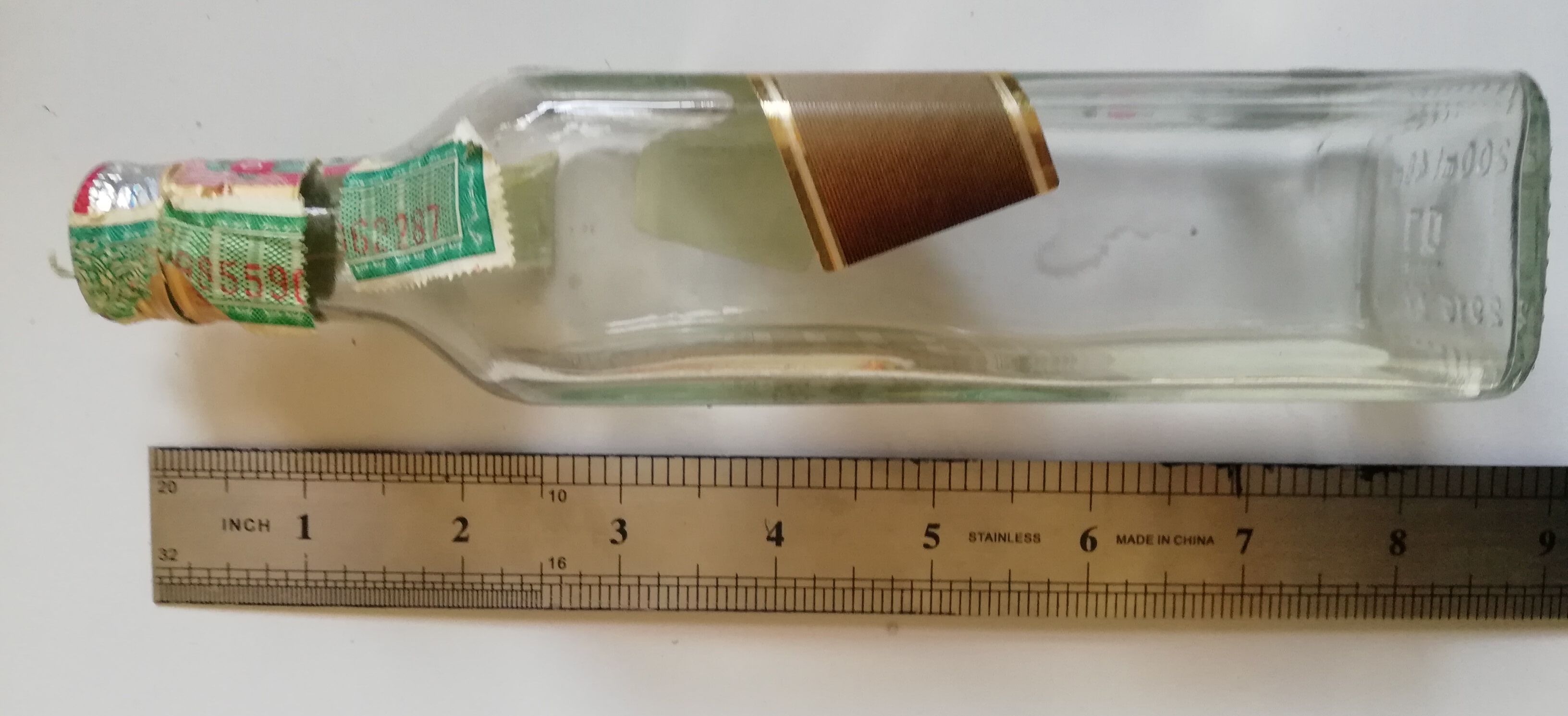 ขวดเหล้าเก่า Johnie Walker Red Label ขนาด 20 ml. **สีฉลากด้านหน้าซีดตามภาพ