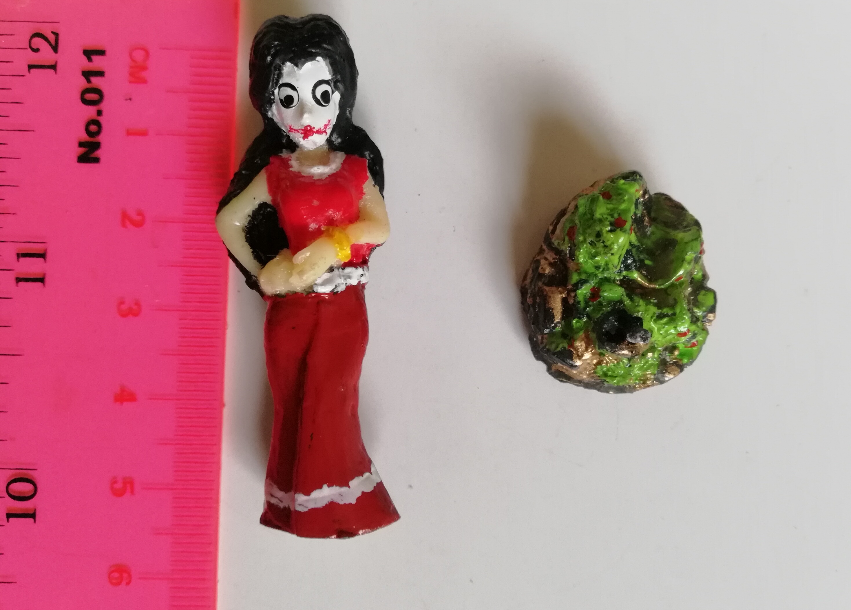 โมเดลผีนางรำพึงหน้าขาวในชุดคริสมาสต์#2 งานแฮนเมด วัสดุ: เรซิ่น, เพ้นท์มือ Thailand handmade toy, ghost model, christmas uniform, white creepy face#2