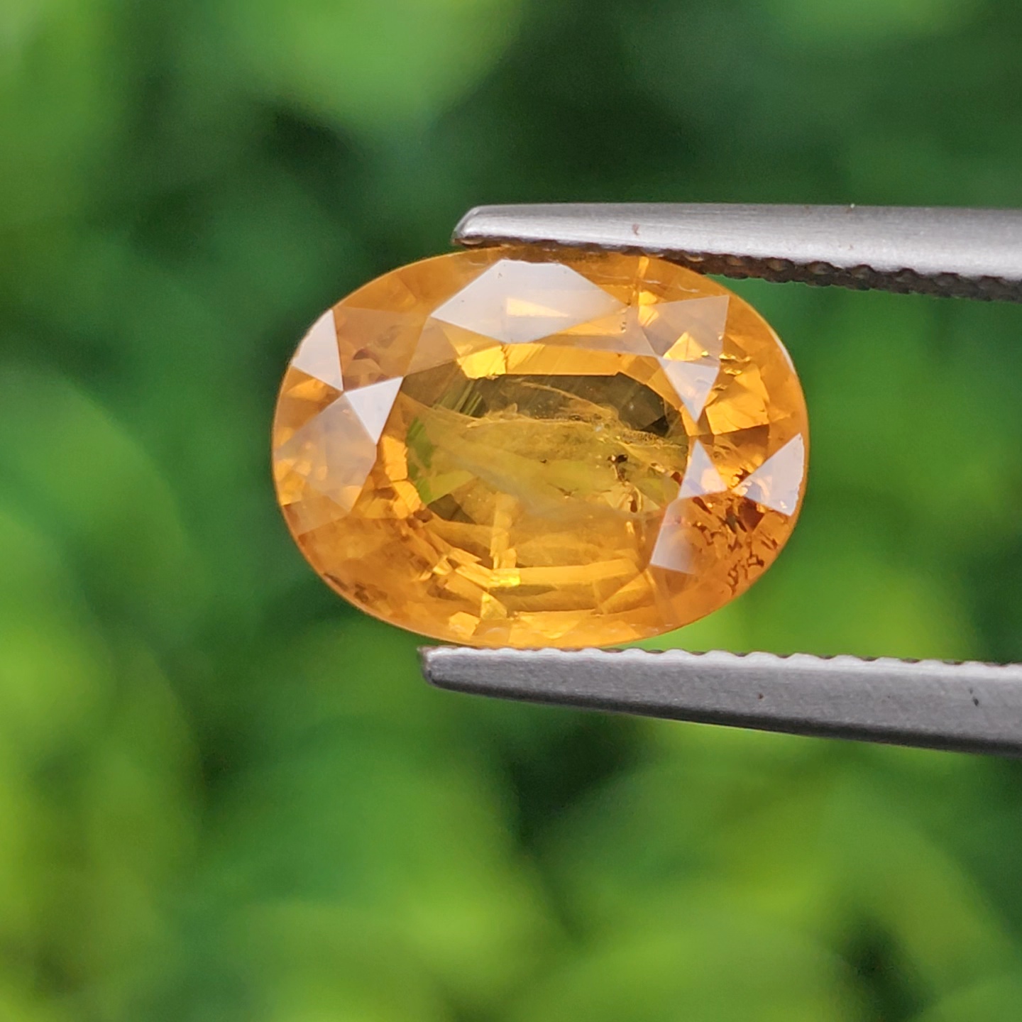 พลอย บุษราคัม yellow sapphire 4.20 กะรัต (Cts.) พลอยแท้ อัญมณีมงคลประจําวันเกิด เครื่องประดับพลอย
