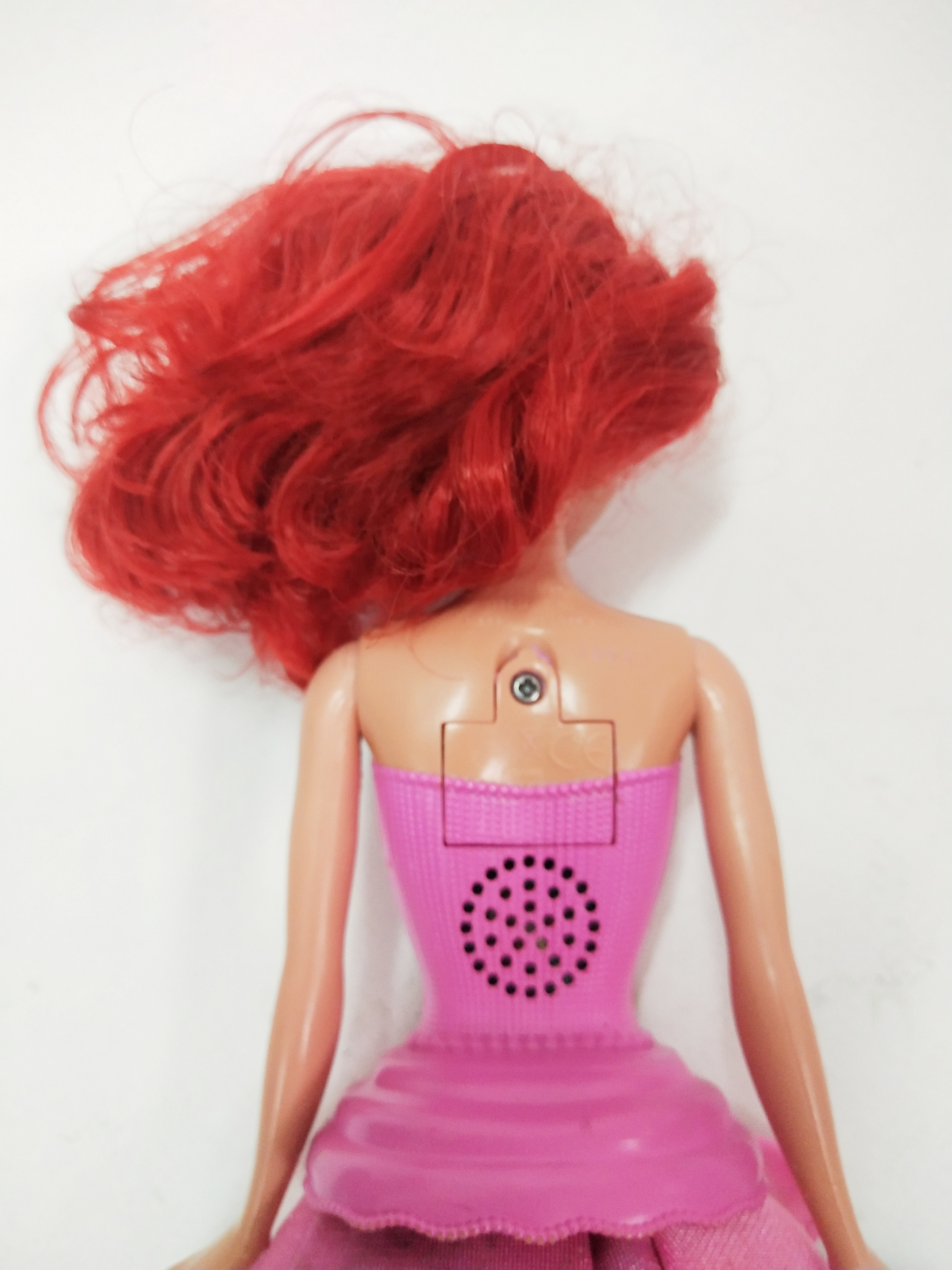 ตุ๊กตาบาร์บี้เจ้าหญิงเงือกน้อยแอเรียล ของแท้ Mattel สามารถเปลี่ยนจากหางเป็นกระโปรงได้ ด้วยการค่อยๆดึงกระโปรงลงมา จนมีความยาวตามภาพแล้วจะได้เจ้าหญิง และเมื่อต้องการกลับเป็นเงือกน้อยก็ให้ค่อยๆดึงส่วนของหาง ที่อยู่ใต้กระโปรงลงมาส่วนของกระโปรงจะกลับขึ้นไปจนได