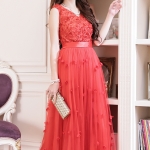 Pre-order ชุดราตรียาว แขนกุด สีแดง คาดเอวด้วยผ้าซาติน กระโปรงผ้าโปร่ง ตกแต่งด้วยดอกไม้ สม๊อกหลัง