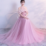 ชุดราตรียาวคล้องคอแต่งระบายไหล่สีชมพูNude กระโปรงตาข่าย (เชือกผูกหลัง)