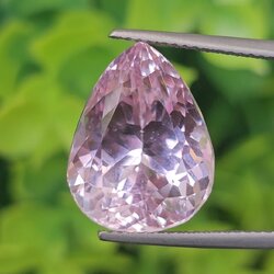 พลอย คุนไซท์ Kunzite 13.74 กะรัต (Cts.) พลอยแท้อัญมณีมงคล ประจําวันเกิด เครื่องประดับพลอย