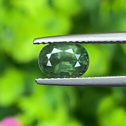 พลอย เขียวส่อง Green Sapphire 1.24 กะรัต (Cts.) พลอยแท้ อัญมณีมงคลประจําวันเกิด เครื่องประดับพลอย