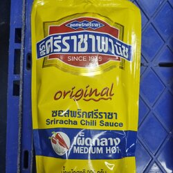 ซอสพริกศรีราชา (ถุง) ขนาด 900 กรัม แบบเผ็ดกลาง ถุงจุกเปิดใช้งานง่าย สะดวก มี 176 ถุง