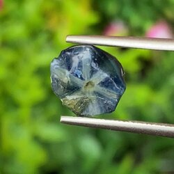 ก้อนผลึก ไพลิน ทราปิเช่ Trapiche Blue Sapphire Raw 5.17 กะรัต (Cts.) พลอยแท้ อัญมณีมงคลประจําวันเกิด เครื่องประดับพลอย