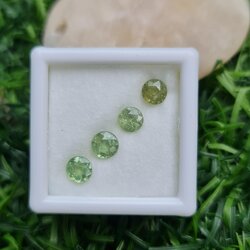 พลอย ดีแมนทรอยด์ การ์เน็ต Demantoid Garnet 1.94 Cts. 4 เม็ด (Pcs.) ดิบ Unheated พลอยแท้ อัญมณีมงคลประจําวันเกิด เครื่องประดับพลอย