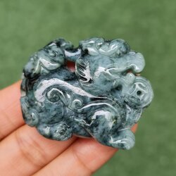 หยก พม่า แท้ Jade จี้หยก (jadeite) แกะสลักปี่เซียะ 204.09 กะรัต (Cts.) ดิบ ไม่ผ่านการปรับปรุง (Type A) พม่า (Myanmar)