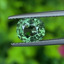 พลอย เขียวส่อง (ฺGreen Sapphire) 1.82 กะรัต (Cts.) พลอยแท้ อัญมณีมงคลประจําวันเกิด เครื่องประดับพลอย