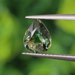 พลอย เขียวส่อง Green Sapphire 0.81 กะรัต (Cts.) ดิบ (Unheated) พลอยแท้ อัญมณีมงคลประจําวันเกิด เครื่องประดับพลอย