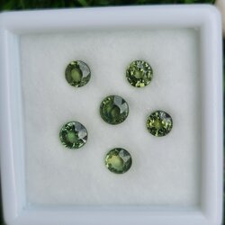 พลอย เขียวส่อง Green Sapphire 4.06 กะรัต (Cts.) 6 เม็ด (Pcs.) พลอยแท้ อัญมณีมงคลประจําวันเกิด เครื่องประดับพลอย