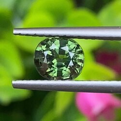 พลอย เขียวส่อง (Yellowish Green Sapphire) 1.11 กะรัต (Cts.) ดิบ Unheated พลอยแท้ อัญมณีมงคลประจําวันเกิด เครื่องประดับพลอย