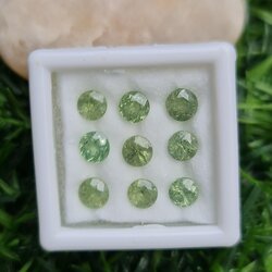 พลอย ดีแมนทรอยด์ การ์เน็ต Demantoid Garnet 4.17 Cts. 9 เม็ด (Pcs.) ดิบ Unheated พลอยแท้ อัญมณีมงคลประจําวันเกิด เครื่องประดับพลอย