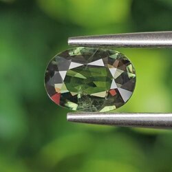 พลอย เขียวส่อง Green Sapphire 1.43 กะรัต (Cts.) พลอยแท้ อัญมณีมงคลประจําวันเกิด เครื่องประดับพลอย