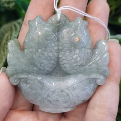 หยกแกะสลัก ปลาคู่ หยก พม่า แท้ (Burmese jadeite) พลอยแท้ อัญมณีมงคลประจําวันเกิด เครื่องประดับพลอย