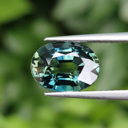 พลอย เขียวส่อง Green Sapphire 3.07 กะรัต (Cts.) พร้อมใบเซอร์ พลอยแท้ อัญมณีมงคลประจําวันเกิด เครื่องประดับพลอย