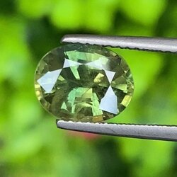 พลอย เขียวส่อง Green Sapphire 3.21 กะรัต (Cts.) พลอยแท้ อัญมณีมงคลประจําวันเกิด เครื่องประดับพลอย