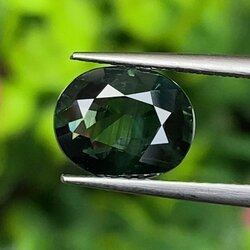 พลอย เขียวส่อง Green Sapphire 2.03 กะรัต (Cts.) พลอยแท้ อัญมณีมงคลประจําวันเกิด เครื่องประดับพลอย