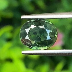 พลอย เขียวส่อง Green Sapphire ดิบ Unheated 1.90 กะรัต (Cts.) พลอยแท้ อัญมณีมงคลประจําวันเกิด เครื่องประดับพลอย