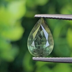 พลอย เขียวส่อง Green Sapphire 2.71 กะรัต (Cts.) พลอยแท้ อัญมณีมงคลประจําวันเกิด เครื่องประดับพลอย