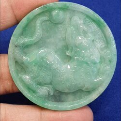 หยก พม่า แท้ Jade จี้หยก 3 สี แกะสลักรูปพญาเสือ (jadeite) ดิบ ไม่ผ่านการปรับปรุง (Type A) พม่า (Myanmar)
