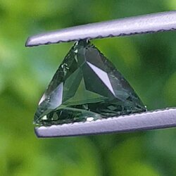 พลอย เขียวส่อง Green Sapphire 1.09 กะรัต (Cts.) พลอยแท้ อัญมณีมงคลประจําวันเกิด เครื่องประดับพลอย