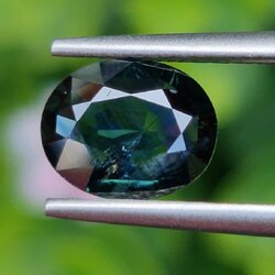 พลอย เขียวส่อง Green Sapphire 1.67 กะรัต (Cts.) ดิบ Unheated พลอยแท้ อัญมณีมงคลประจําวันเกิด เครื่องประดับพลอย