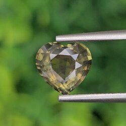 พลอย เขียวส่อง Green Sapphire 2.04 กะรัต (Cts.) ดิบ Unheated พลอยแท้ อัญมณีมงคลประจําวันเกิด เครื่องประดับพลอย