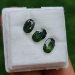 พลอย เขียวส่อง Green Sapphire 2.88 กะรัต (Cts.) 3 เม็ด (Pcs.) พลอยแท้ อัญมณีมงคลประจําวันเกิด เครื่องประดับพลอย