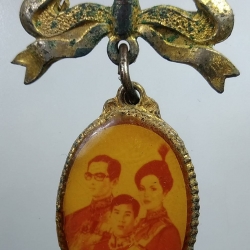 P060 ล็อกเก็ตในหลวงรัชกาลที่9 พระราชินี ในหลวงรัชกาลที่10 ด้านหลังลูกเสือชาวบ้าน