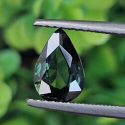 พลอย เขียวส่อง Green Sapphire 1.20 กะรัต (Cts.) ดิบ (Unheated) พลอยแท้ อัญมณีมงคลประจําวันเกิด เครื่องประดับพลอย