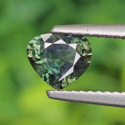 พลอย เขียวส่อง Green Sapphire 1.02 กะรัต (Cts.) ดิบ Unheated พลอยแท้ อัญมณีมงคลประจําวันเกิด เครื่องประดับพลอย