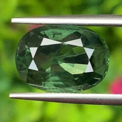 พลอย เขียวส่อง (Green Sapphire) 8.00 กะรัต (Cts.) พร้อมใบเซอร์ พลอยแท้ อัญมณีมงคลประจําวันเกิด เครื่องประดับพลอย