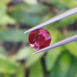 พลอย ทับทิม Ruby sapphire 0.98 กะรัต (Cts.) ดิบ Unheated พร้อมใบเซอร์ พลอยแท้ อัญมณีมงคลประจําวันเกิด เครื่องประดับพลอย