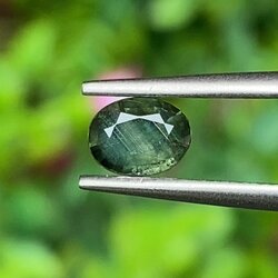 พลอย เขียวส่อง Green Sapphire 0.63 กะรัต (Cts.) ดิบ Unheated พลอยแท้ อัญมณีมงคลประจําวันเกิด เครื่องประดับพลอย