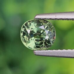 พลอย เขียวส่อง Green Sapphire 1.09 กะรัต (Cts.) ดิบ (Unheated) พร้อมใบเซอร์ (With Certificate) พลอยแท้ อัญมณีมงคลประจําวันเกิด เครื่องประดับพลอย