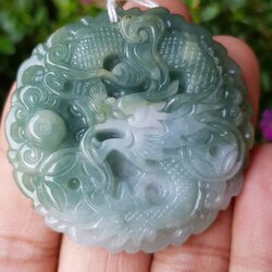 หยก พม่า แท้ Jade จี้หยก (jadeite) แกะสลักรูปมังกร ดิบ ไม่ผ่านการปรับปรุง (Type A) พม่า (Myanmar)
