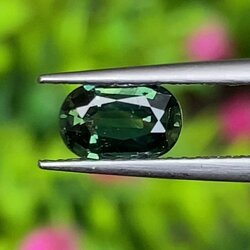 พลอย เขียวส่อง Green Sapphire 0.73 กะรัต (Cts.) ดิบ Unheated พลอยแท้ อัญมณีมงคลประจําวันเกิด เครื่องประดับพลอย