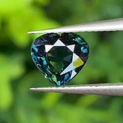 พลอย เขียวส่อง Green Sapphire 1.10 กะรัต (Cts.) ดิบ Unheated พร้อมใบเซอร์ พลอยแท้ อัญมณีมงคลประจําวันเกิด เครื่องประดับพลอย