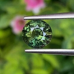 พลอย เขียวส่อง Green Sapphire 1.48 กะรัต (Cts.) ดิบ (Unheated) สี Vivid Green พร้อมใบเซอร์ (With Certificate) พลอยแท้ อัญมณีมงคลประจําวันเกิด เครื่องประดับพลอย