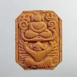 ผ2739 พระเนื้อดิน หลวงพ่อปาน วัดบางนมโค พิมพ์ขี่ครุฑ หลังยันต์เกราะเพชร ออกวัดศาลพันท้ายนรสิงห์ จ.สมุทรสาคร ปี2553